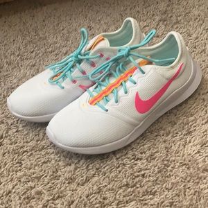 EUC Nike Sneakers 👟 💙 💖